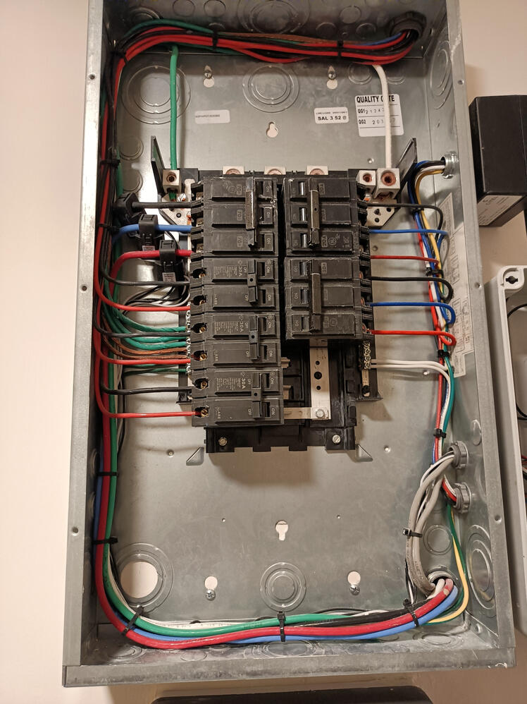 Cambio e instalación de breakers eléctricos.