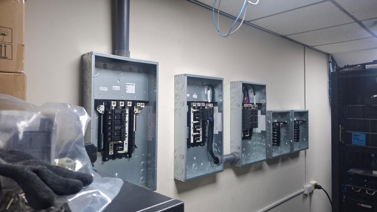 Instalación de tableros eléctricos comerciales.