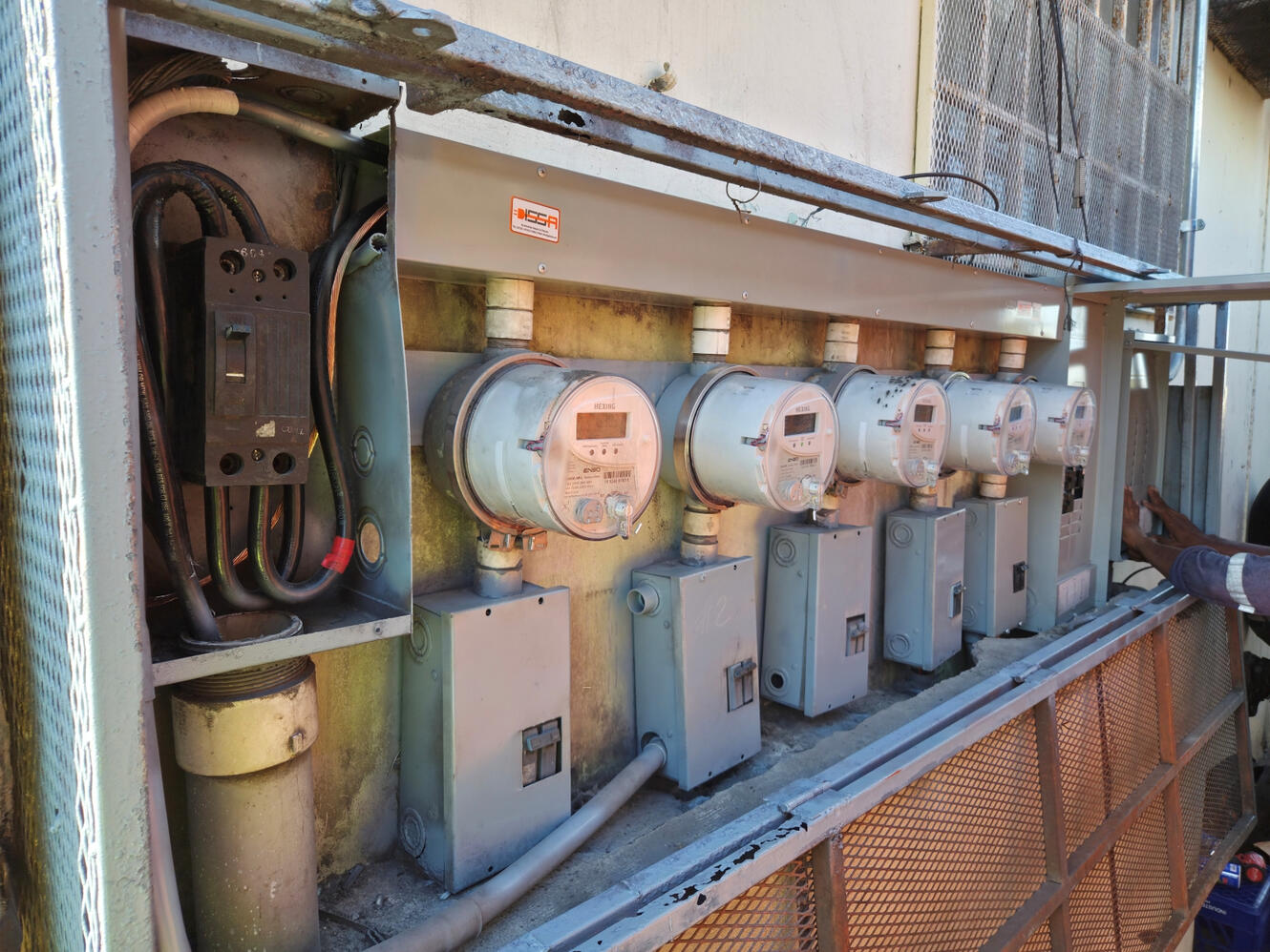 Instalación de medidores eléctricos comerciales en Panamá.